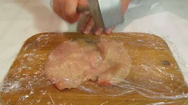 РУЛЕТ из курицы для ПРАЗДНИЧНОГО стола и утреннего бутерброда!Прекрасная замена колбасе! смотреть онлайн