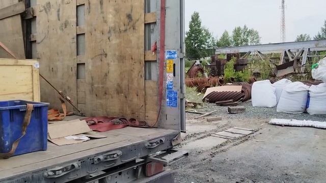 Выгрузка в Челябинске, груз разрывает ремни. Главное доставить