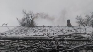 Зима дымит печка