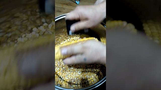 Лайфхак, как быстро почистить кукурузные початки, без воды. смотреть онлайн