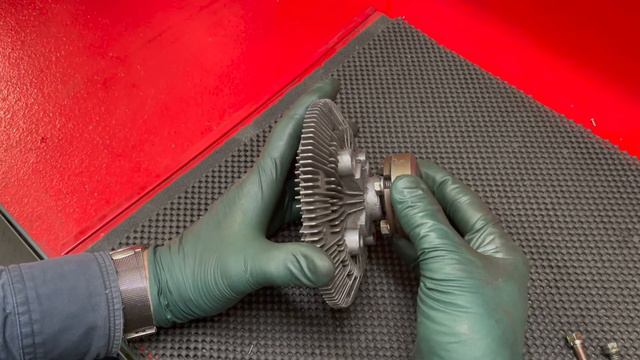 Older Mercedes Diesel Fan Clutch Attachment - I Had to Have a Better Bolt! смотреть онлайн