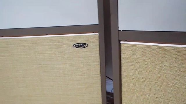 AMC Magnavox Hi-Fi AM-FM STEREO record player playing a 78 rpm record. смотреть онлайн