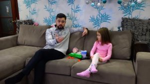 МАМА в ТЕЛЕВИЗОРЕ! Что случилось? Как она туда попала и как ее оттуда достать? Амелька Карамелька