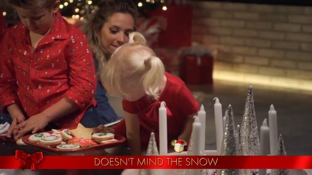 Michael Bublé Sings 'It's Beginning To Look A Lot Like Christmas' - The Disney Holiday Singalong смотреть онлайн