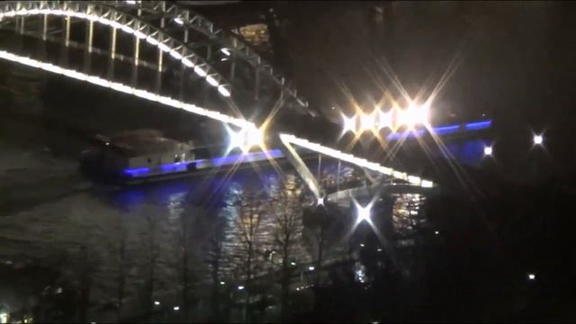 Эйфелева башня 3 этаж смотреть онлайн