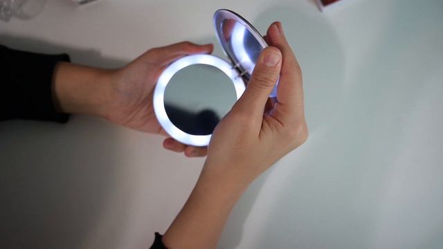 Mirror, Mirror Can YOU Charge My Phone ? - Beurer BS 39 Illuminated Cosmetics Mirror Review