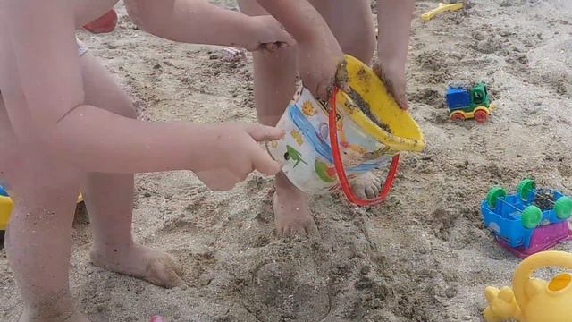 ДЕТИ на МОРЕ Играем с машинками на песке на море! смотреть онлайн