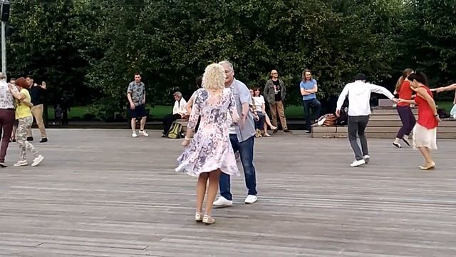 Танцы в Парке Горького#МОСКВА 2020 смотреть онлайн