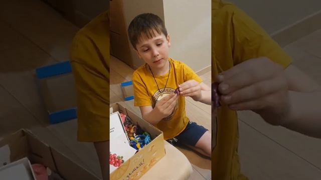 Саша показывает мелкие игрушки, делаем обзор старых запасов смотреть онлайн