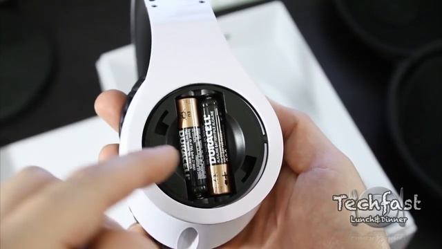 Beats By Dre Studio Headphones Unboxing and Review (White) смотреть онлайн