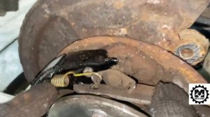 Замена задних тормозных дисков Toyota Avensis 2 / Как поменять колодки ручника Тойота Авенсис Т25