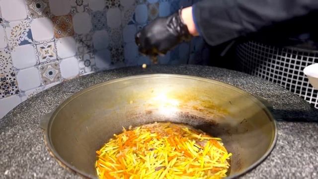 Кыргызский плов в Бишкеке, Кыргызстан, Бишкек улица быстрой еды(Путь Кекеев) смотреть онлайн