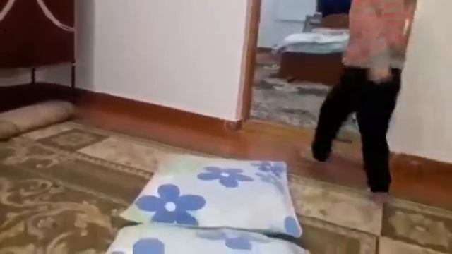 Раз кувырок, два кувырок.