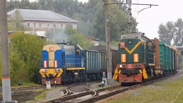 Тепловозы ТЭМ2-6922 и ТЭМ2У-8412, станция Томск-Грузовой. смотреть онлайн