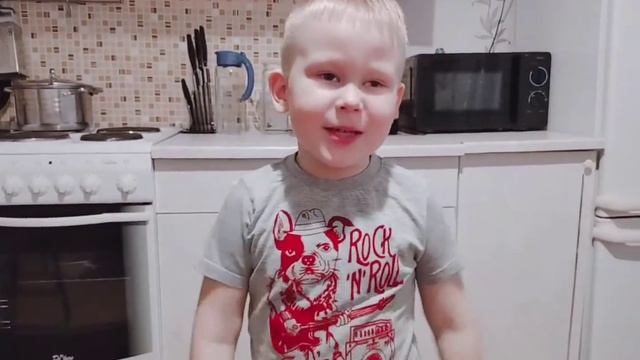 МИШУТА РАССКАЗЫВАЕТ СТИШОК ПРО ОСЕНЬ ?? смотреть онлайн