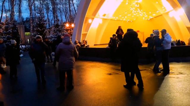 Мне вчера приснилось - ты в меня влюбилась!!!??Танцы в парке Горького!!!??Харьков 2022 смотреть онлайн