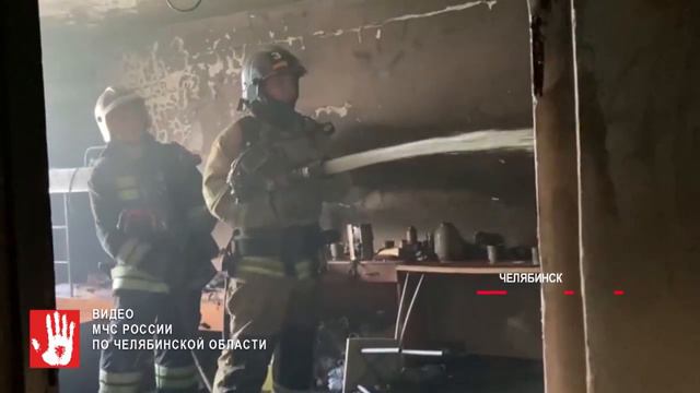 Из горящего общежития на улице Труда в Челябинске не смогли выйти две девушки смотреть онлайн