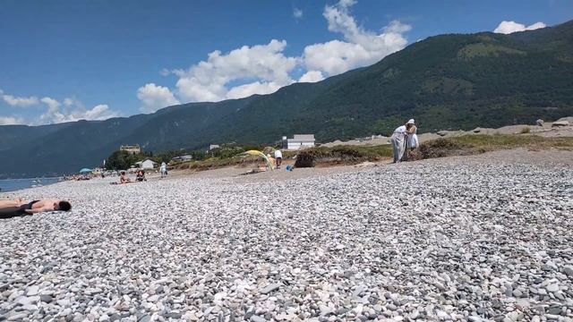 ЗАРИСОВКА С ПЛЯЖА ГАГРЫ 8 июня 2021. Ужас смотреть онлайн