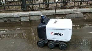 Роботы курьеры от Яндекса гоняют по Москве.