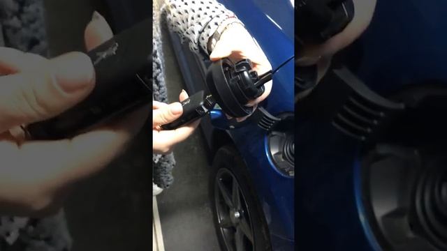 Peugeot - достаем ключ из крышки бензобака. Все просто! смотреть онлайн