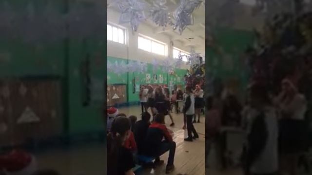НАШ ТАНЕЦ НА ЕЛКЕ 2017 6 КЛАСС Д смотреть онлайн