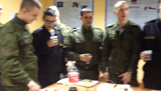 Кто как встречал Новый Год!!мы в армейке вот так вот смотреть онлайн