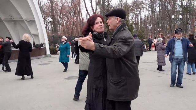 Я И ТЫ!???/ШИКАРНЫЕ ТАНЦЫ В ПАРКЕ ГОРЬКОГО ХАРЬКОВ АПРЕЛЬ 2021 смотреть онлайн