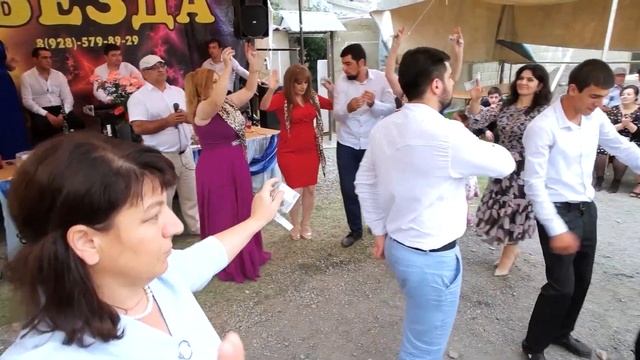 Свадьба в Дагестане.Танец жениха с братьями. смотреть онлайн