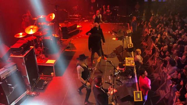 Goldfinger John Feldman Crowdsurfs With Alex Gaskarth Singing Blur Song 2 (Live Baltimore 11/18/22)