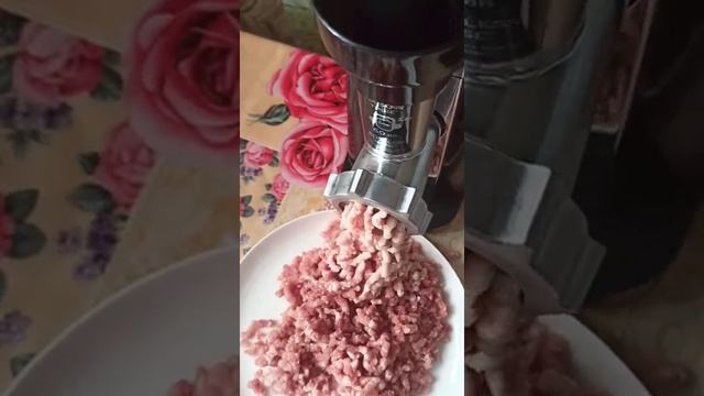 Обзор мясорубки SCARLETT и приготовление котлет из домашнего фарша. смотреть онлайн