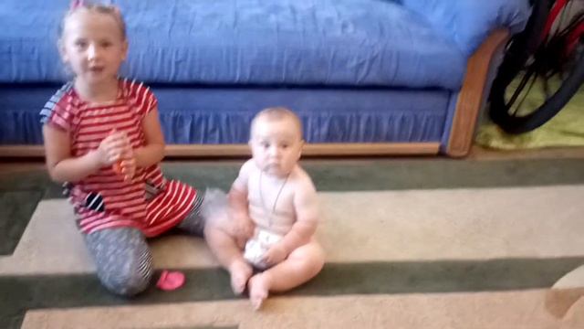 Детки играют с разноцветными шариками. смотреть онлайн