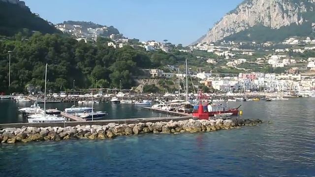 The ferry arrives the Marina Grande of the island Capri (Italy) near Naples смотреть онлайн