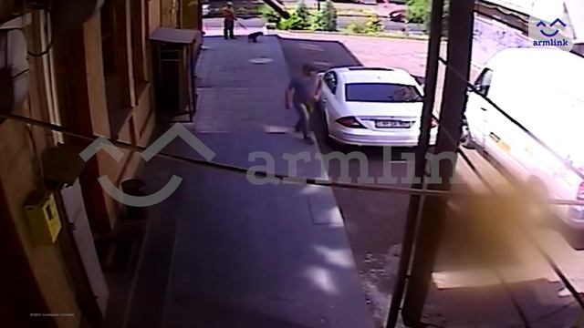 Кража из машины на Комитаса средь бела дня смотреть онлайн