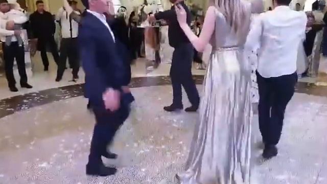 От Расула Чунаева зажигательный танец с Марзият Абдулаевой смотреть онлайн