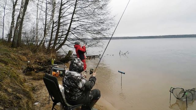 в дружной компании отправились за плотвой - РЕВАНШ смотреть онлайн