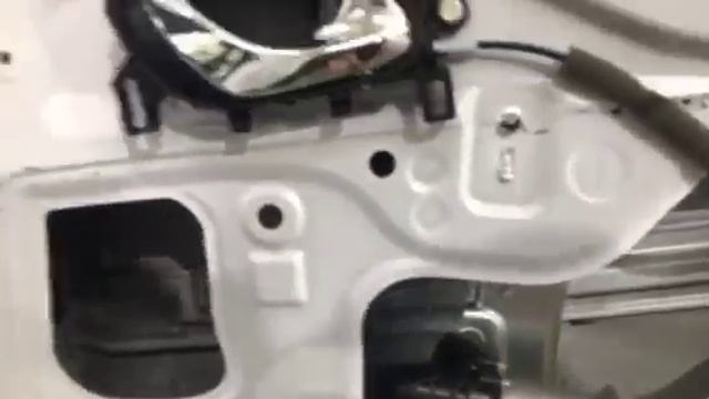 Демонтировав все сидения, элементы отделки салона Ниссан Кашкай, видим, что шумоизоляции маловато смотреть онлайн