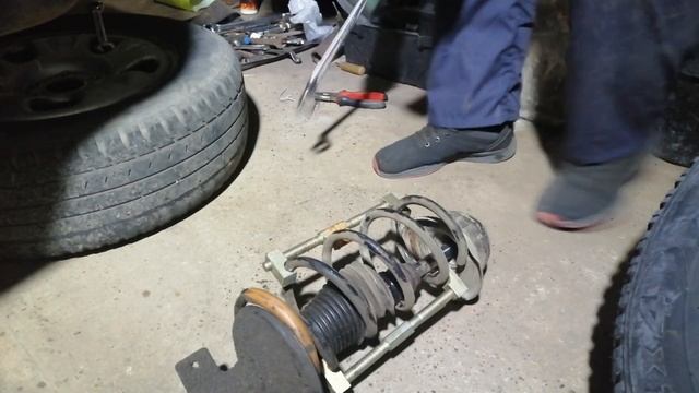 КАК ПОМЕНЯТЬ ЗАДНИЕ АМОРТИЗАТОРЫ НА РЕНО ДАСТЕР смотреть онлайн