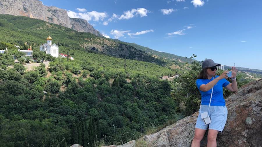 По Крыму пешком к скале Ифигения, храму Казанской иконы и набережной Кастрополя смотреть онлайн