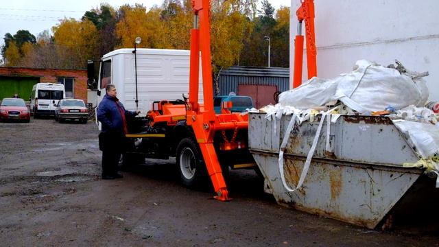 Пример погрузки мусорного контейнера на мусоровоз КО 450 11 смотреть онлайн