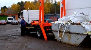 Пример погрузки мусорного контейнера на мусоровоз КО 450 11
