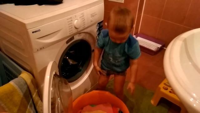 Стираем цветные вещи Супер стирка Большая стирка Стиралка друг малыша