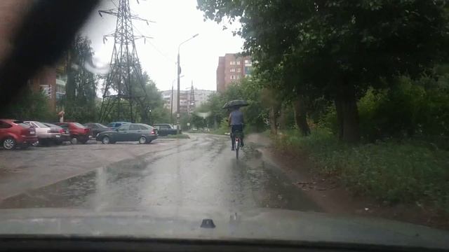 Мужик едет с зонтиком на велике смотреть онлайн