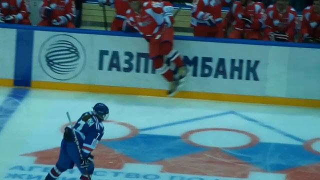 СКА 12:15 Ковальчук с трибуны Ледового дворца. Первый период смотреть онлайн