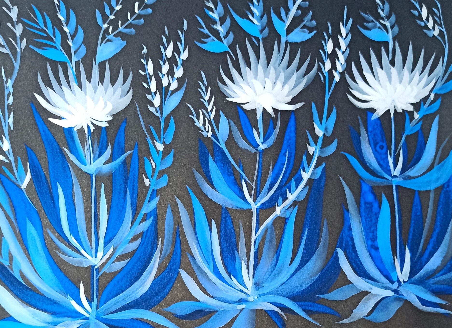 Простой рисунок бело-синих цветов гуашью на черной бумаге. смотреть онлайн