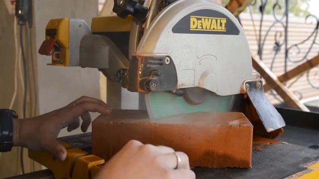 Резка кирпича на станке DeWalt. смотреть онлайн