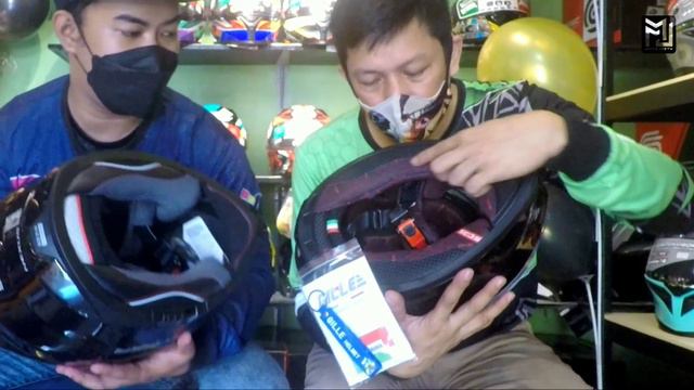 GILLE Helmet vs SPYDER Helmet (Part 1) / Helmet Comparison and Review смотреть онлайн