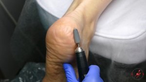 Убираем ТРЕЩИНЫ на ПЯТКАХ ? Сюрприз под лаком ? Аппаратный педикюр