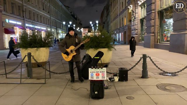 Настоящий «самородок» играет на улице – впечатляющий гитарный кавер песни «Перемен» группы «Кино» смотреть онлайн