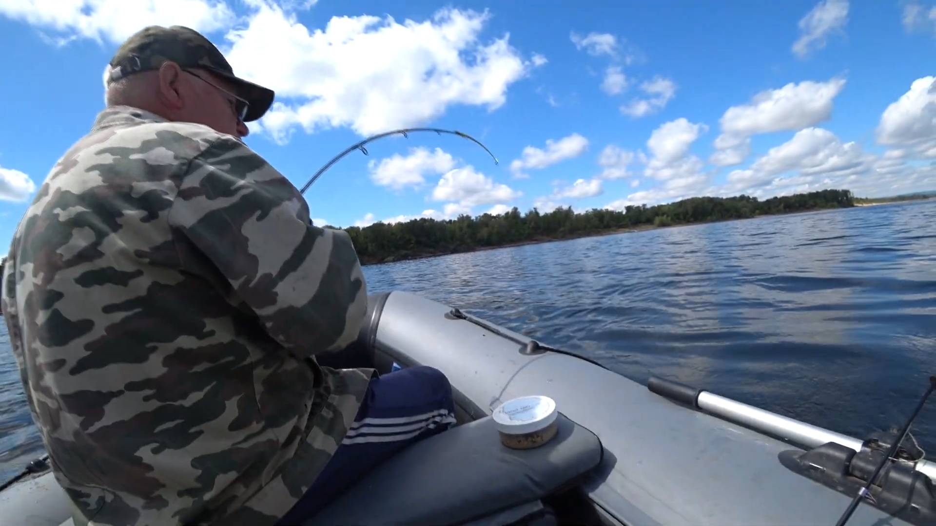 Вот это он давит! Рыбалка осенью. Сом на кольцо смотреть онлайн