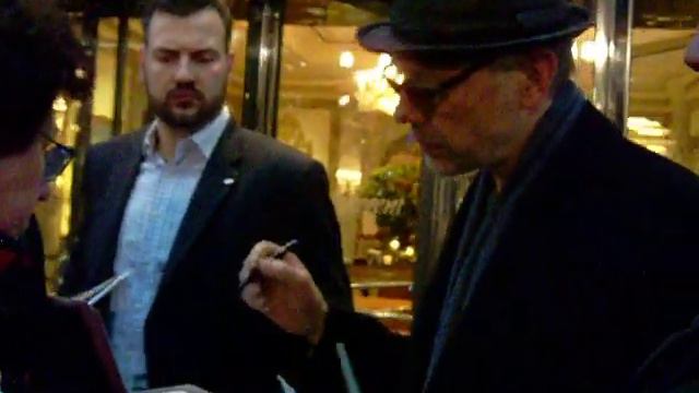 Mikael Persbrandt with fans in Berlin (HOBBIT 2 Premiere) 8.12.2013 смотреть онлайн